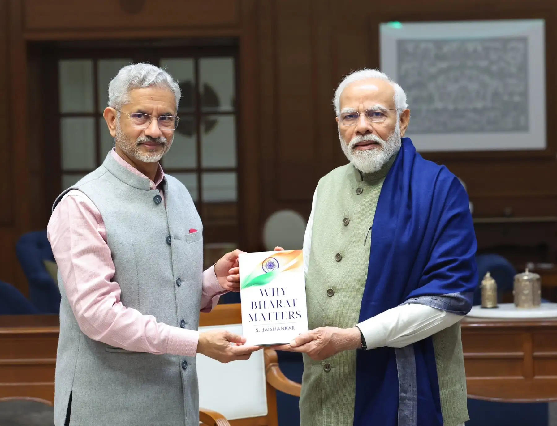 जयशंकर ने प्रधानमंत्री को अपनी लिखी पुस्तक 'व्हाई भारत मैटर्स' की पहली प्रति भेंट की