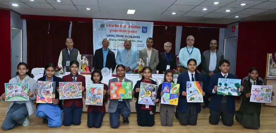 पेंटिंग्स में सड़क सुरक्षा का संदेश देने वाले बच्चों को बांटे पुरस्कार