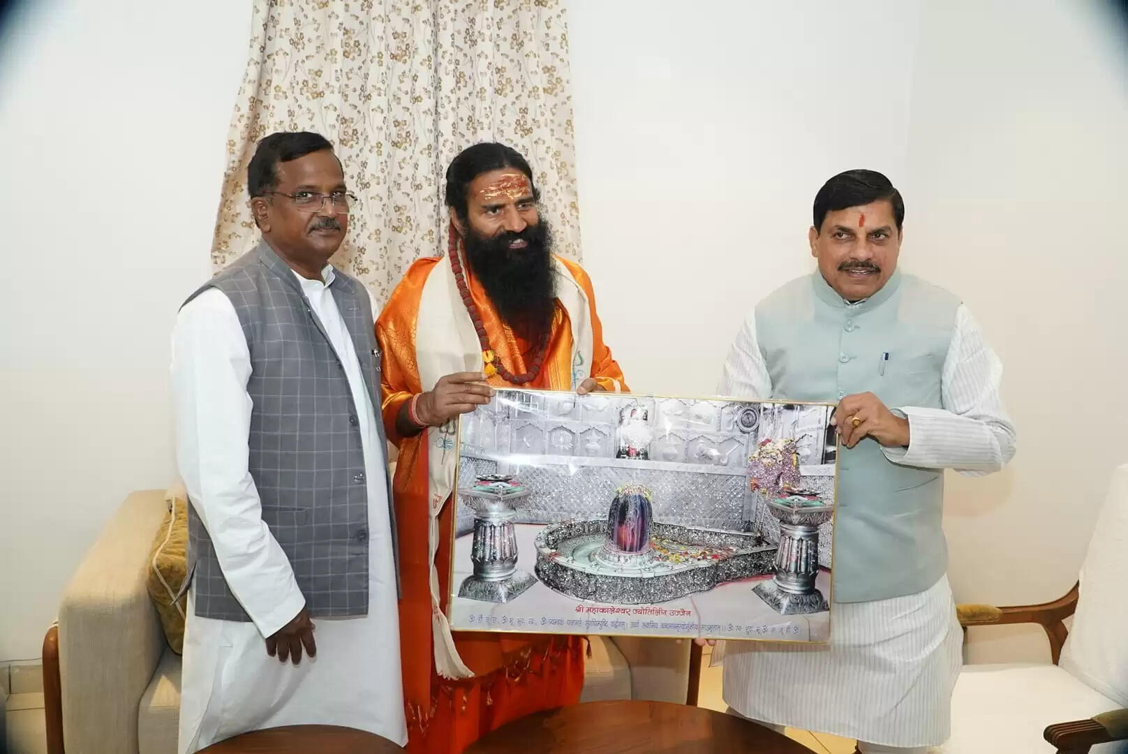 उज्जैन: मुख्यमंत्री डॉ. यादव ने बाबा रामदेव का किया सम्मान