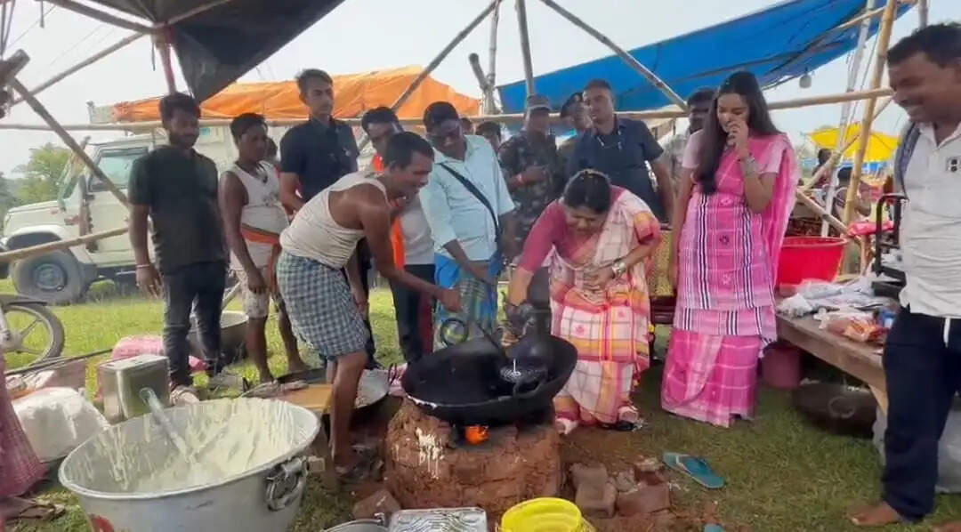 मेले में सीता सोरेन ने खुद बनाई जलेबी, लोगों के साथ बैठकर लिया स्वाद