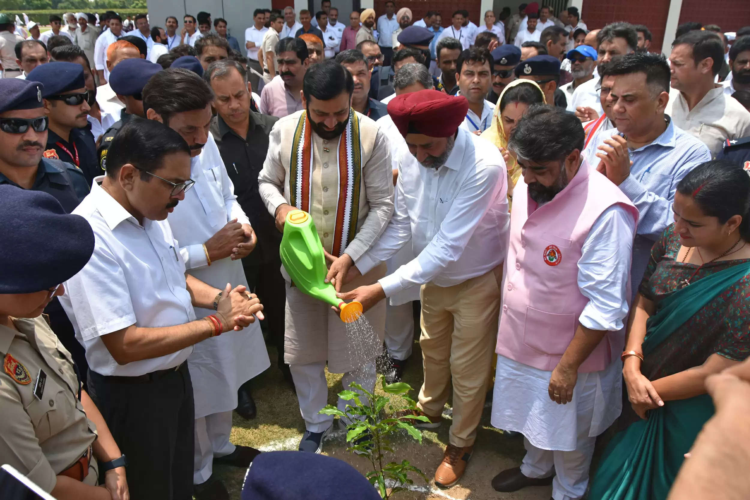 सिरसा: मुख्यमंत्री ने राधा स्वामी सत्संग (व्यास) सिकंदरपुर में किया एक पेड़ माँ के नाम अभियान का शुभारंभ