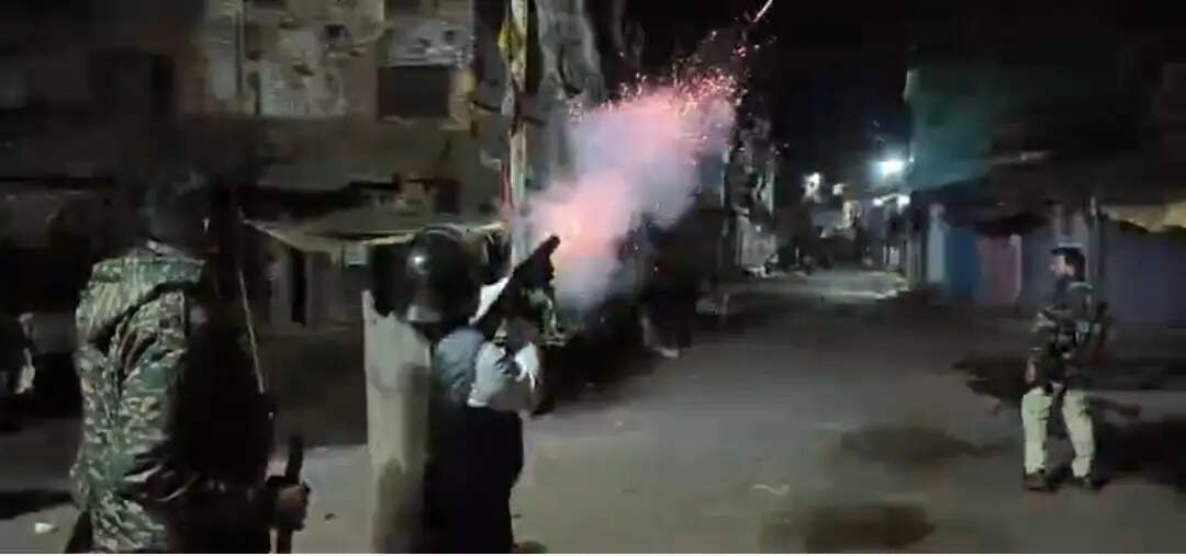 सिहोरा में दो समुदायों में जमकर पथराव, पुलिस ने छोड़े आंसूगैस, स्थिति तनावपूर्ण पर नियंत्रण में