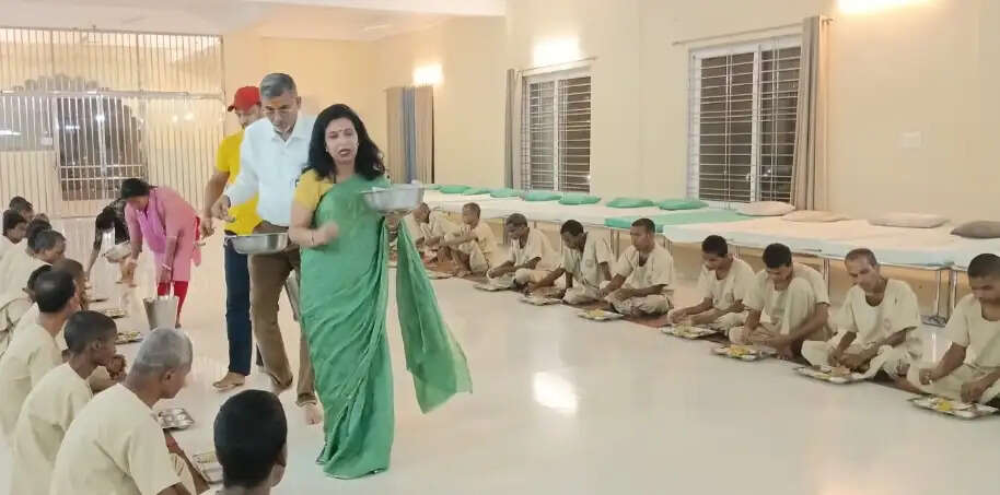 रांची में अन्नपूर्णा सेवा अभियान के तहत निराश्रितों को कराया गया भोजन