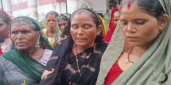 श्योपुर में राशन वितरण में अनियमितता की शिकायत, महिलाओं ने कंट्रोल संचालक पर अभद्रता का लगाया आरोप