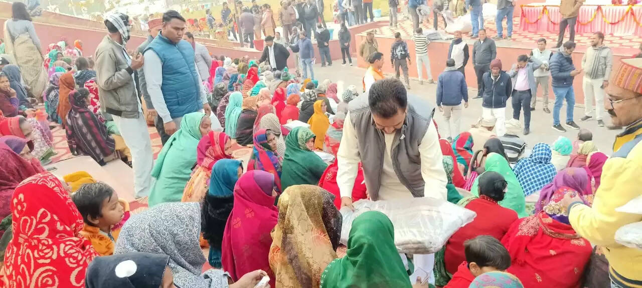 कन्नौज: समाज कल्याण मंत्री ने गरीबों को बांटे कम्बल