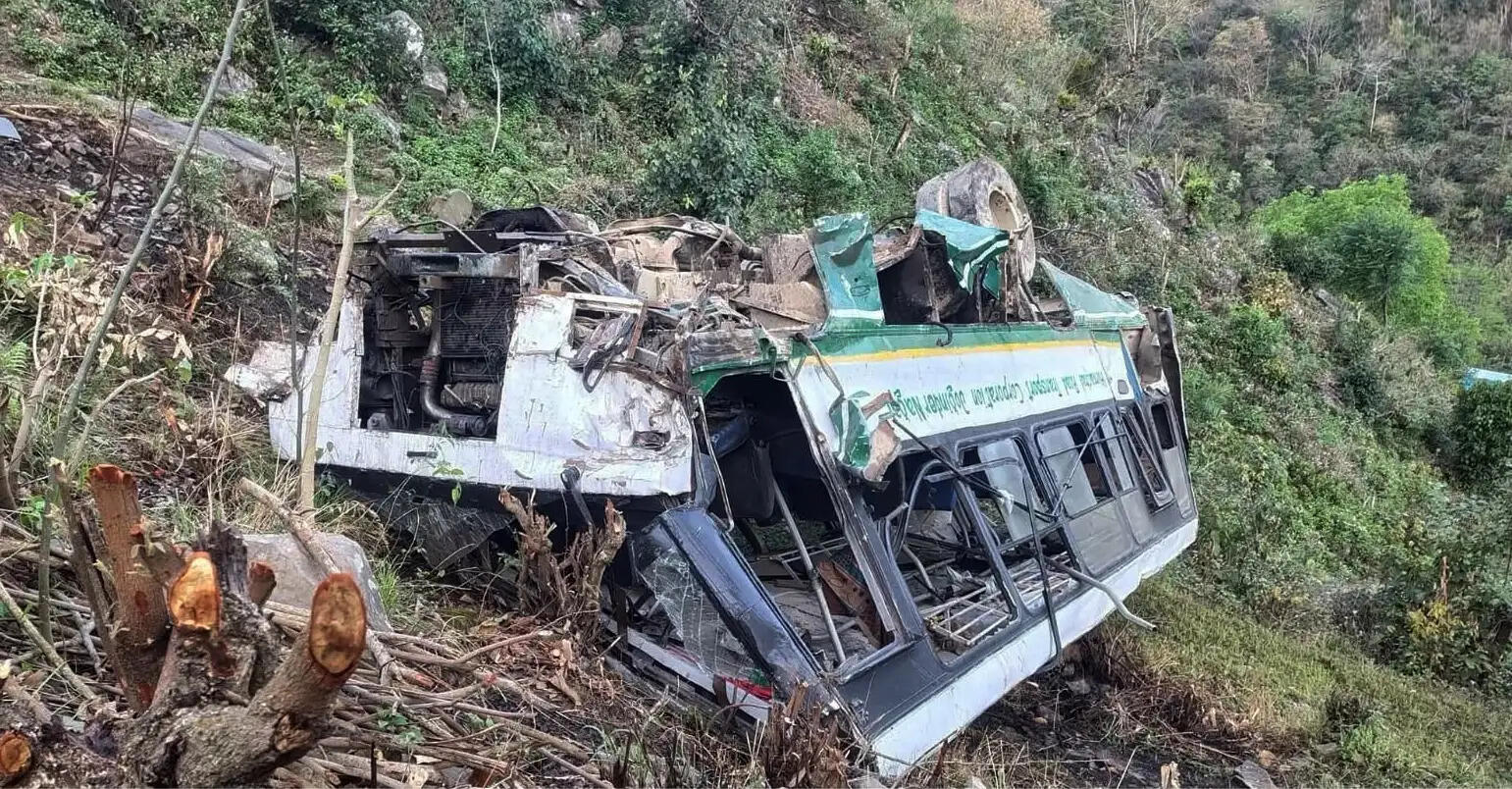 मंडी के द्रंग क्षेत्र में एचआरटीसी की बस ढांक से लुढ़की, उड़ गए परखच्चे, कोई यात्री न होने से टला बड़ा हादसा