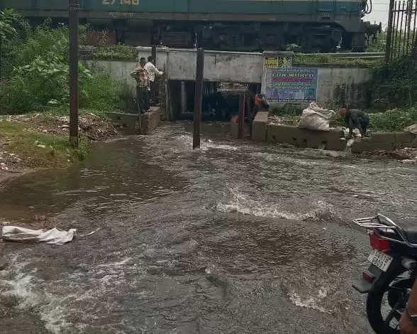 चंद मिनटों की बारिश में भरा रेल्वे अंडर ब्रिज ,गंदा पानी में गिरे लोग