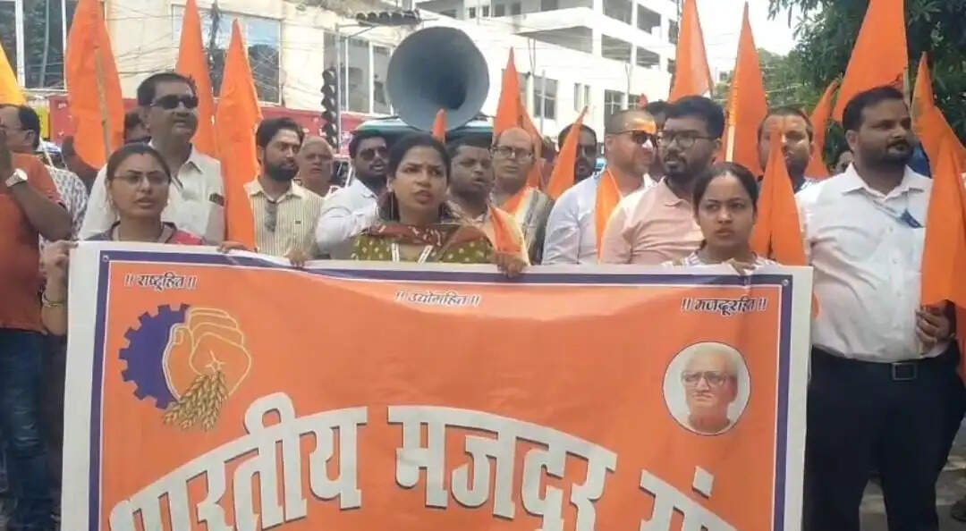 विभिन्न मांगों को लेकर भारतीय मजदूर संघ ने किया प्रदर्शन, जिलाधिकारी को सौंपा ज्ञापन