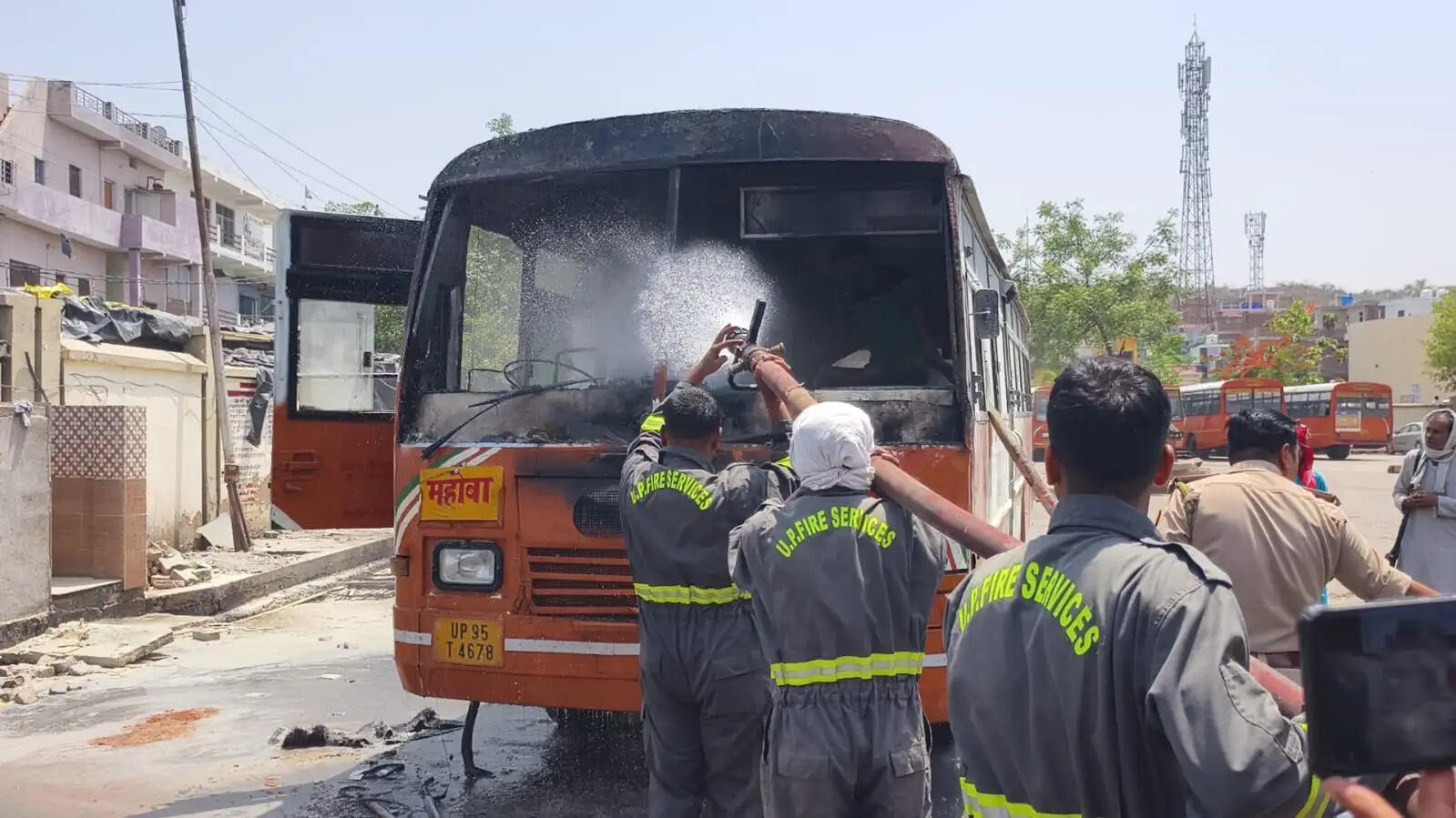 खड़ी रोडवेज बस में लगी आग,दमकल ने किया काबू