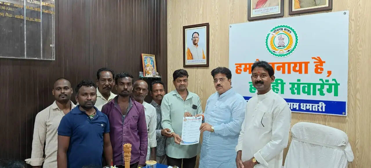 पीओपी की मूर्तियों पर प्रतिबंध के पालन की मांग, उल्लंघन पर कार्रवाई के लिए कलेक्टर को सौंपा आवेदन