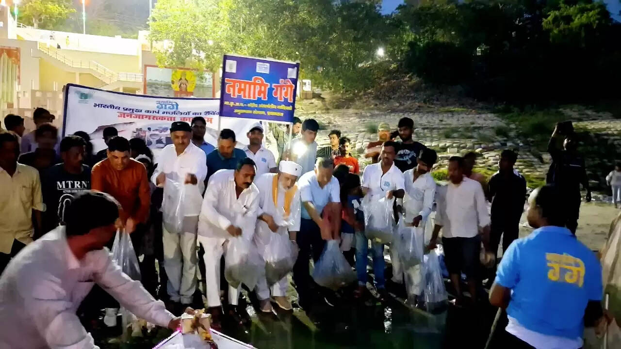 गंगा में जीवन का संचार: फतहां घाट पर छोड़ी गईं 10,000 मछलियां