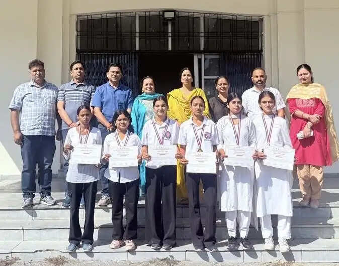 बसोहली उत्सव में जीडीसी बसोहली के विद्यार्थियों ने मनवाया प्रतिभा का लोहा, प्राचार्य ने किया सम्मानित