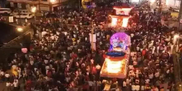 मप्र के इंदौर में अनंत चतुर्दशी पर निकली झिलमिलाती 22 झांकियां, करतब दिखाते आगे बढ़ रहे अखाड़े