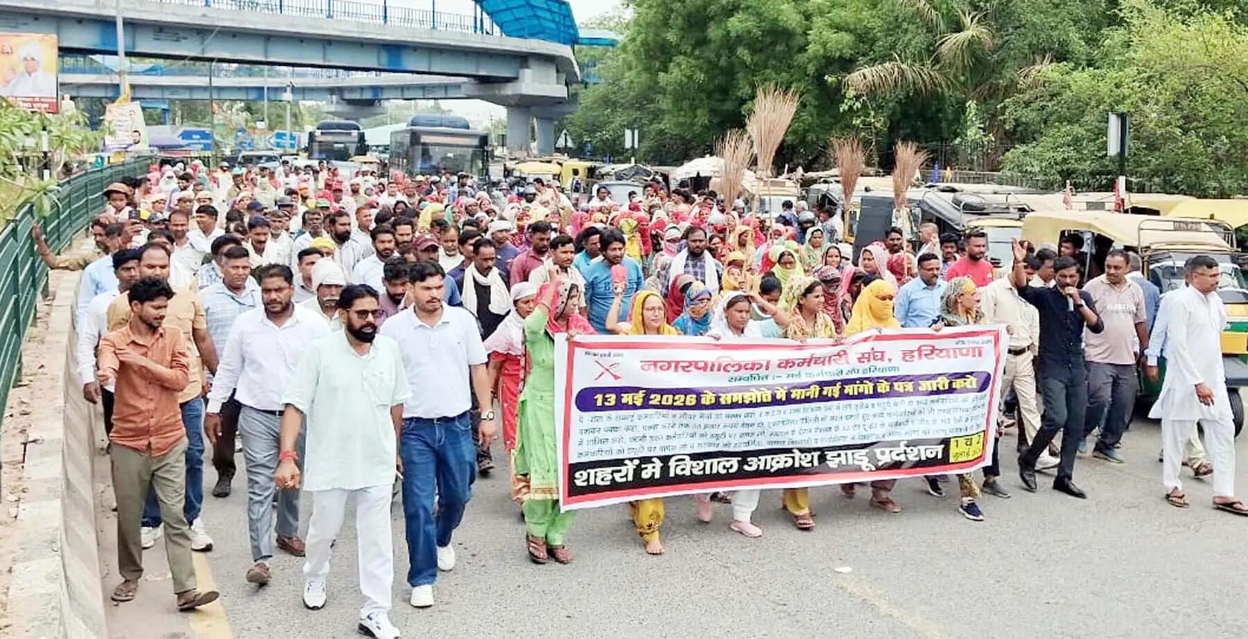 गुरुग्राम: 3480 कर्मचारियों की बहाली व वेतन की मांग पर सफाईकर्मियों का प्रदर्शन