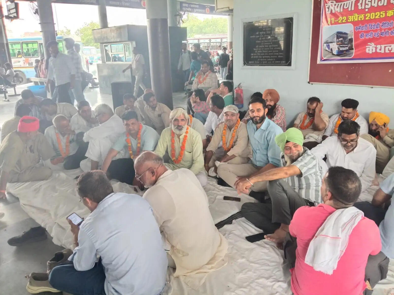 कैथल मेेंं रोडवेज कर्मचारियों की भूख हड़ताल शुरू