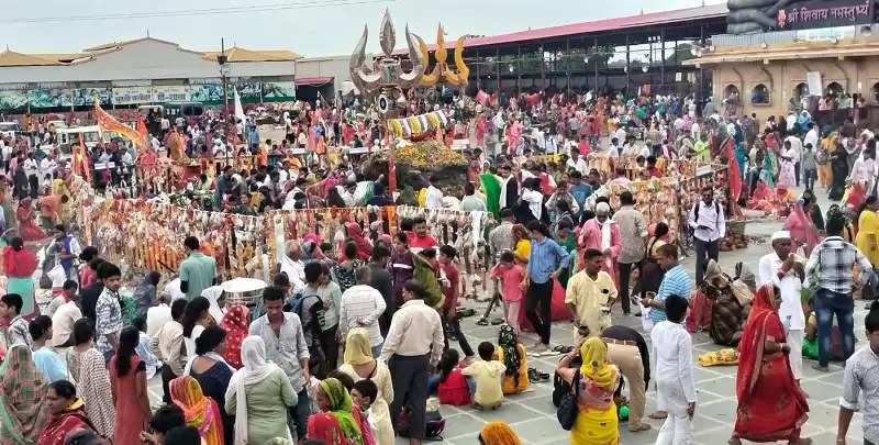 सीहोरः कुबेरेश्वरधाम पर हजारों भक्तों ने बाबा को राखी बांधकर उनसे आशीर्वाद लिया