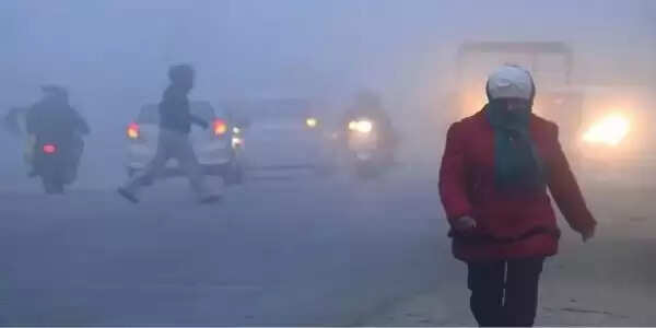 दिल्ली में कड़ाके की ठंड, गिर सकता है अधिकतम तापमान, वायु प्रदूषण 'खतरनाक'