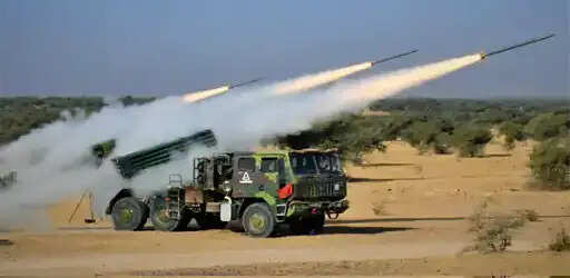 जैसलमेर में पाकिस्तानी सीमा पर सेना का शक्ति प्रदर्शन, आसमान में गरजे रॉकेट