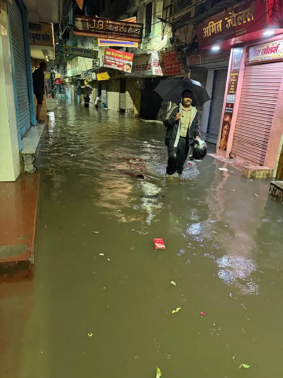 वाराणसी में भारी बारिश से जनजीवन अस्त-व्यस्त, कई इलाकों में जलभराव