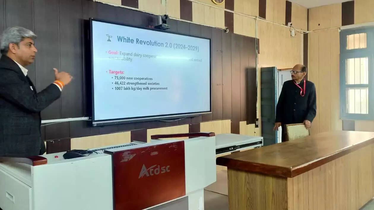 हिसार : पशु देखभाल को बेहतर बनाने के लिए यूरिया-रहित पशु आहार की आवश्यकता : डॉ. अतुल जोशी