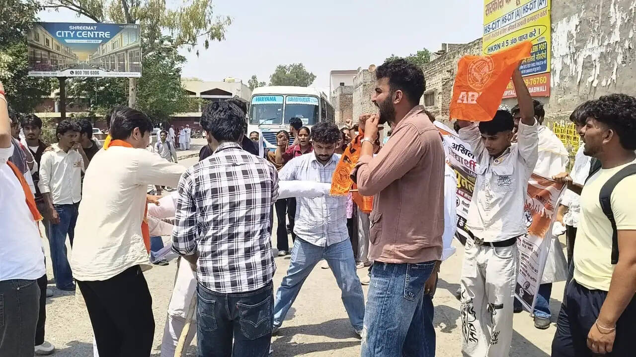 सिरसा: विद्यार्थियों ने परिवहन मंत्री का पुतला फूंका