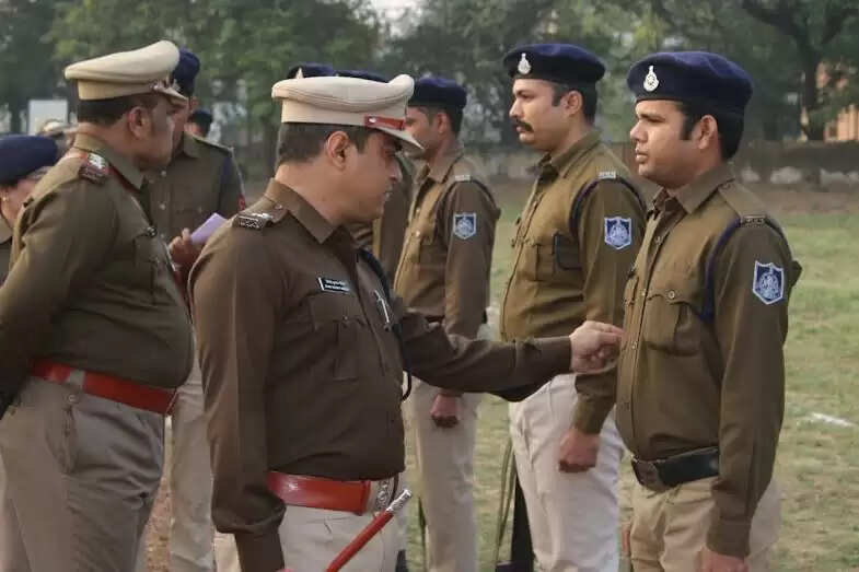 मंदसौरः पुलिस अधीक्षक ने पुलिस लाइन मंदसौर में आयोजित जनरल परेड का किया निरीक्षण