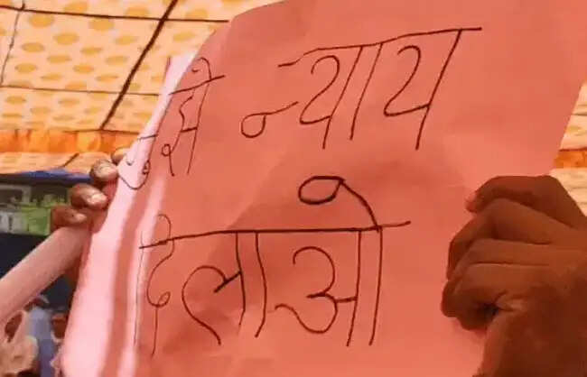 नारनौल : मुख्यमंत्री की सभा में युवक ने लहराया न्याय पोस्टर