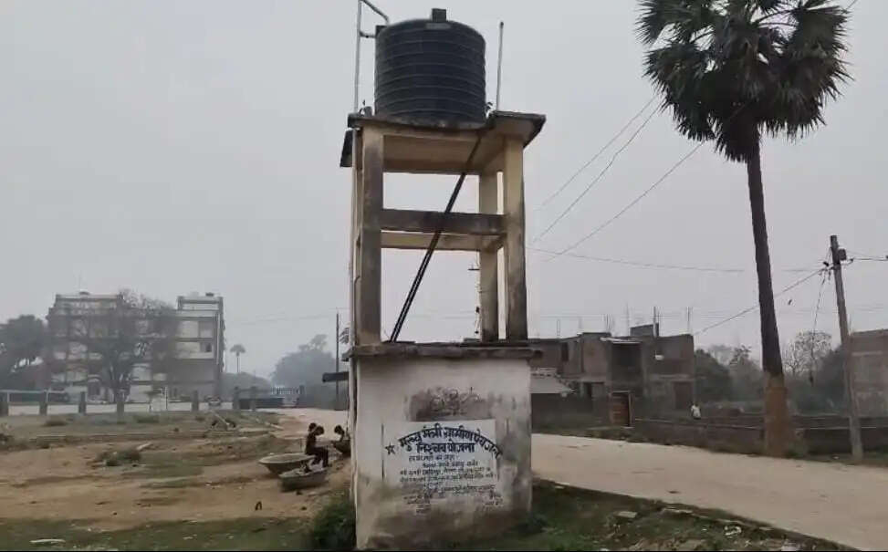 जल के एक बूंद के लिए तरस रहे दर्जनों परिवार