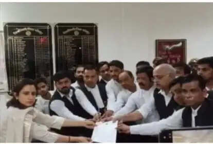 चैंबर ताेड़े जाने के विरोध में अधिवक्ताओं ने जिलाधिकारी को सौंपा ज्ञापन