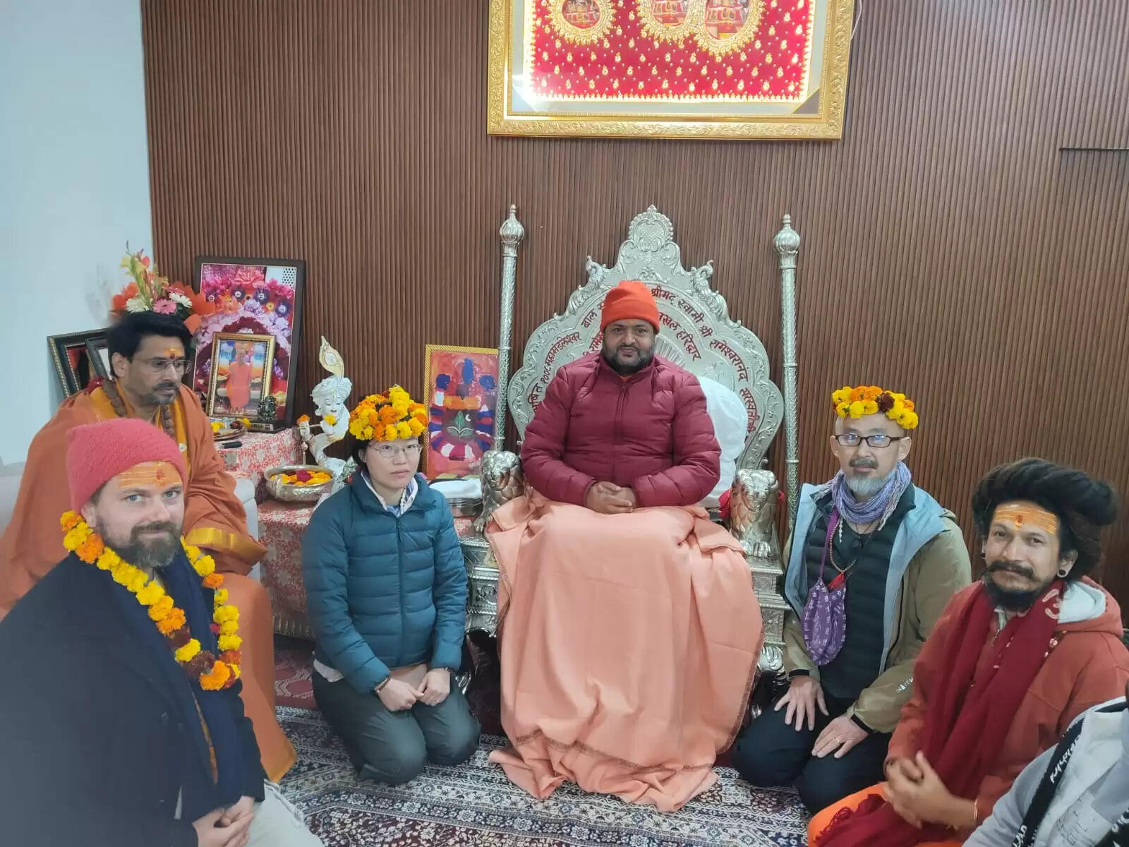 विदेशी भक्तों ने ली महामंडलेश्वर स्वामी रामेश्वरानंद सरस्वती से दीक्षा