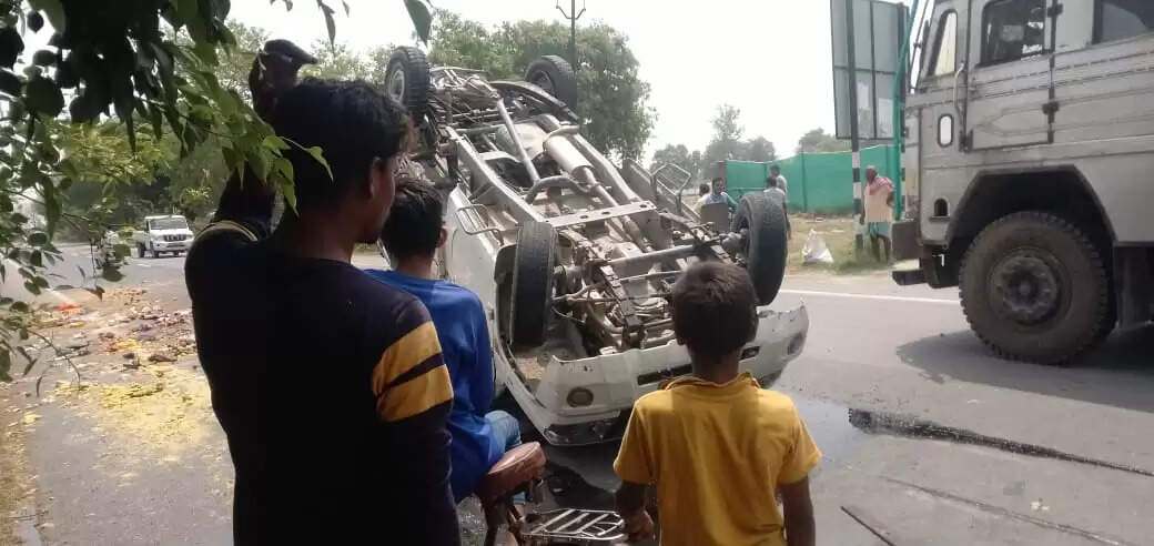 पिकअप और कार की भिड़ंत, 11 लाेग घायल