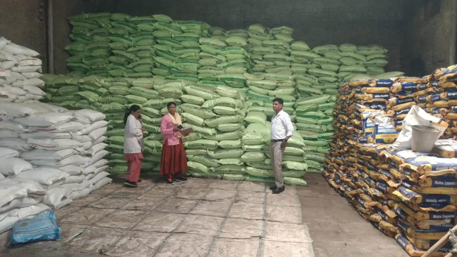 नौ उर्वरक केन्द्रों में विक्रय प्रतिबंध, कई को कारण बताओ नोटिस जारी