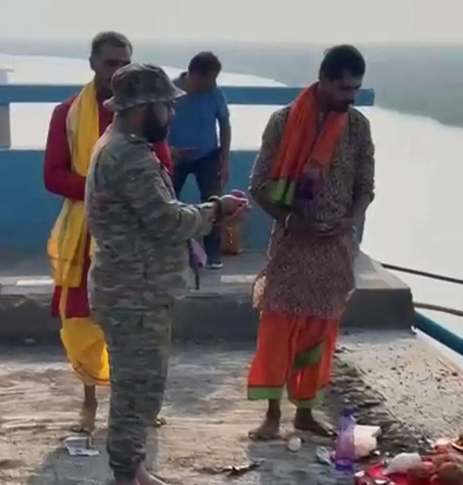 वैदिक मंत्रोच्चार और शंखनाद के बीच शुरू हुआ बेली ब्रिज का निर्माण