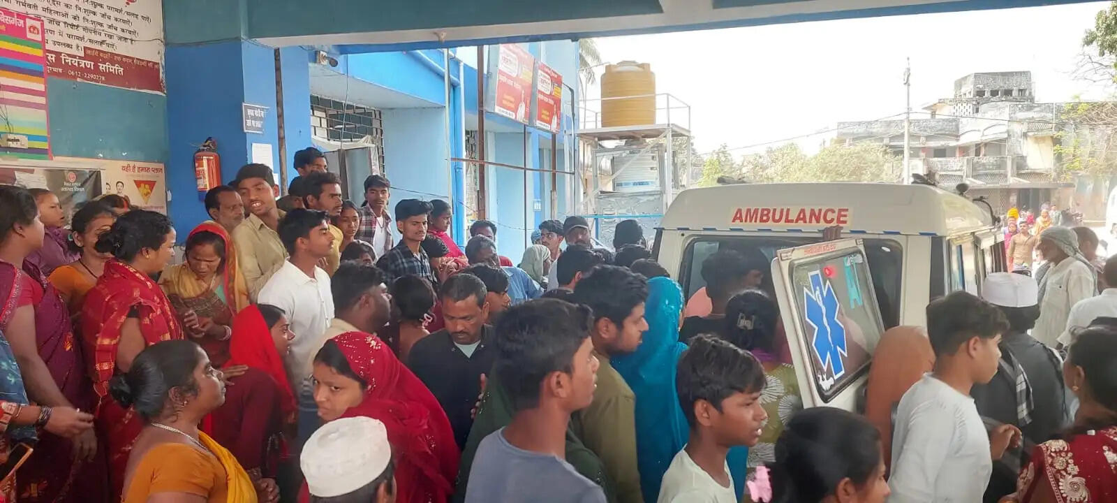 अनियंत्रित तेज ट्रक ने दूध लदे पिकअप में मारी टक्कर, सड़क पर पसरा दूध