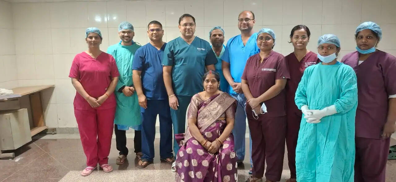 मेडिकल कॉलेज में चिकित्सकों ने महिला के पेट से निकाली 20 किलो की गाँठ