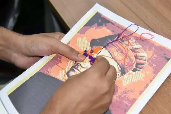 महान भारतीय चित्रकार राजा रवि वर्मा के चित्रों को बनाकर कलाकारों ने किया याद