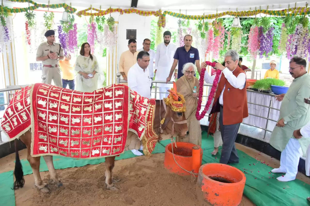 मुख्य सचिव सुधांश पंत सालासर बालाजी मंदिर में दर्शन कर प्रदेश की खुशहाली के लिए कामना की