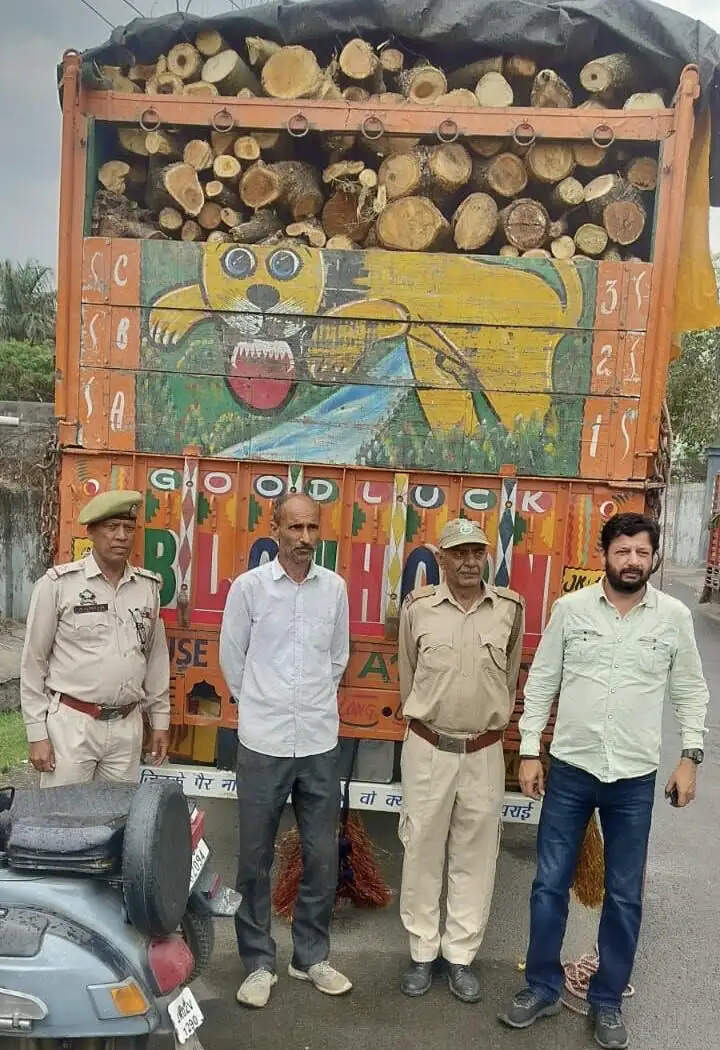 पुलिस और वन विभाग की संयुक्त कार्रवाई, लकड़ी से भरा ट्रक जब्त
