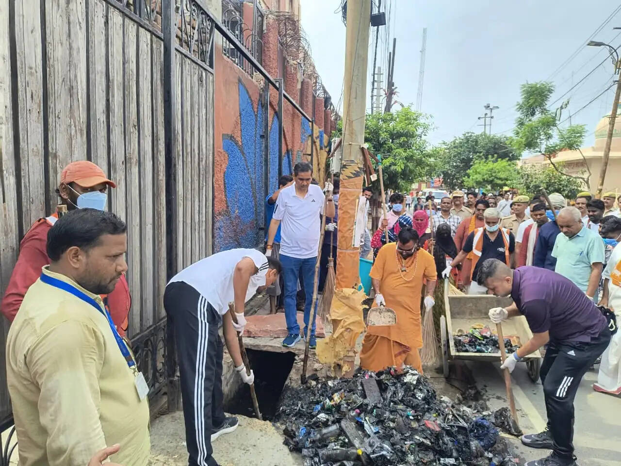 वृंदावन में परिक्रमा मार्ग पर चला स्वच्छता महाअभियान , अधिकारियों और प्रबुद्धजनों ने किया श्रमदान