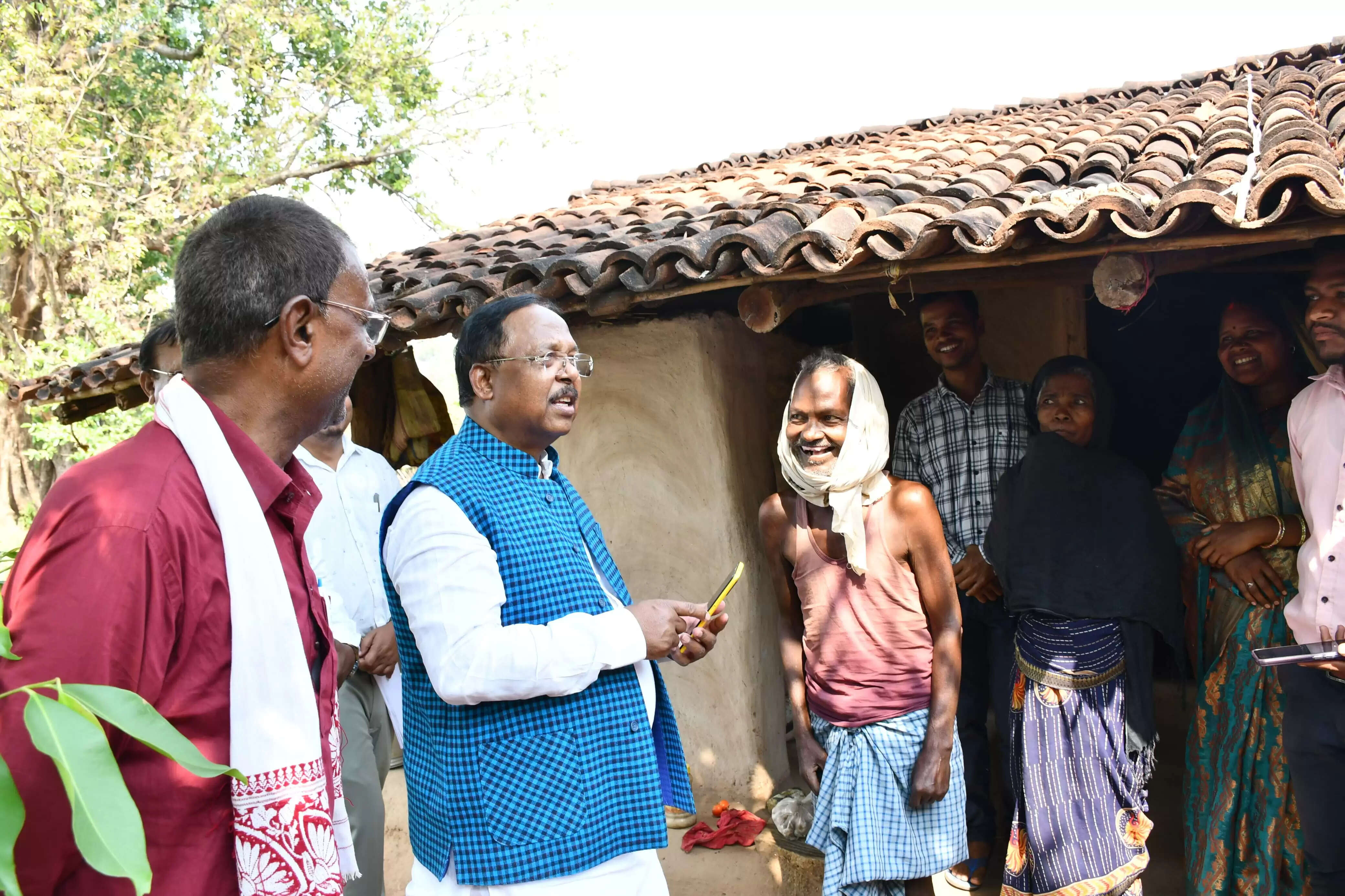 बलरामपुर जिले के एक दिवसीय दौरे पर नेताम, ग्रामीणों से मिल पीएम आवास प्लस का किया सर्वे