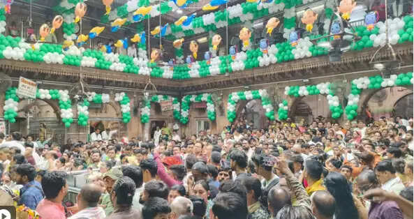 श्रीबांकेबिहारी पहनेंगे लाखों रुपयों की पोशाक, चांदी की आरती से होगा स्वागत
