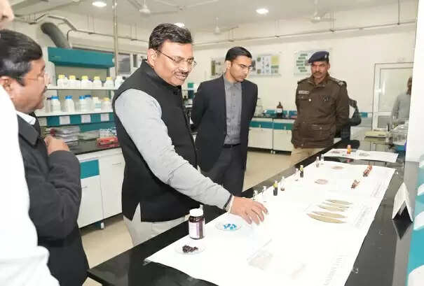 मुख्य सचिव ने स्किल हब सहसपुर का किया दाैरा, छात्राें की कम संख्या पर जताई नाराजगी