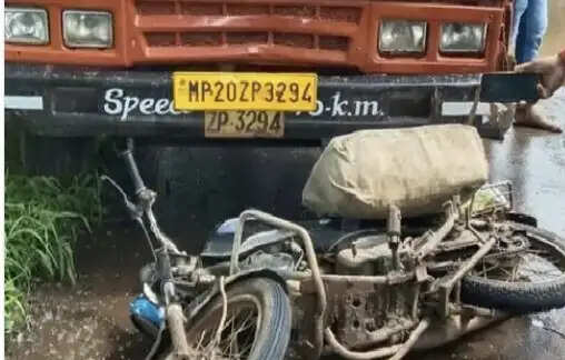 जबलपुर : लोडिंग वाहन की टक्कर से बाइक सवार की मौत, आक्रोशित ग्रामीणों ने किया प्रदर्शन