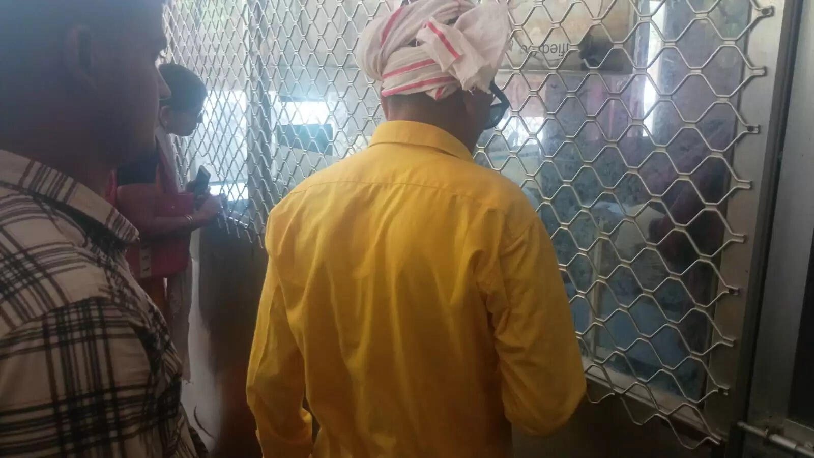 जौनपुर में मौसम बदलते ही बढ़ीं बीमारियां, जिला अस्पताल की ओपीडी में उमड़ी भीड़