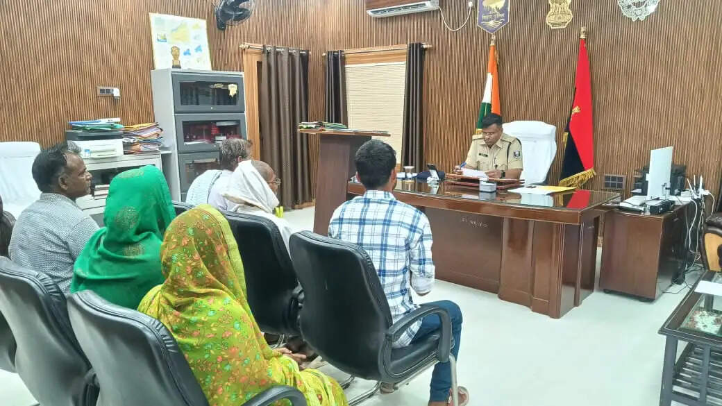 सुपौल में पुलिस अधीक्षक का जन संवाद कार्यक्रम, लोगों की समस्याएं सुन त्वरित समाधान के दिए निर्देश
