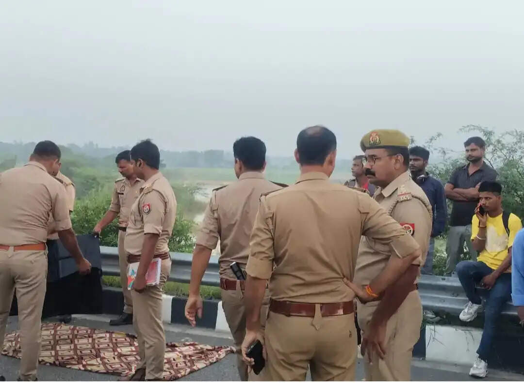 खड़ी बस में पीछे से घुसा तेज रफ्तार ट्रक, दो चालकों की मौत