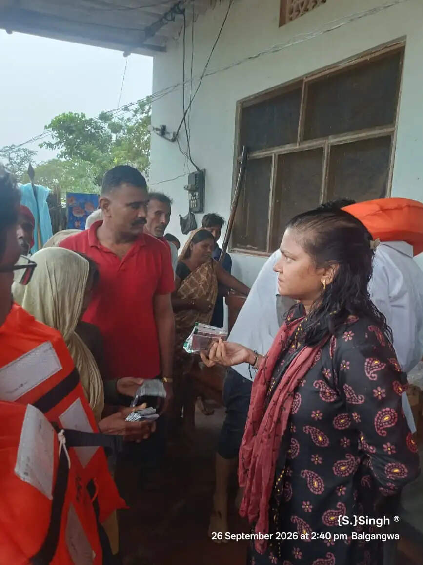 गंडक के बढ़ते जलस्तर से वाल्मीकिनगर में घुसा पानी, राहत शिविर में विस्थापित किए गए प्रभावित परिवार