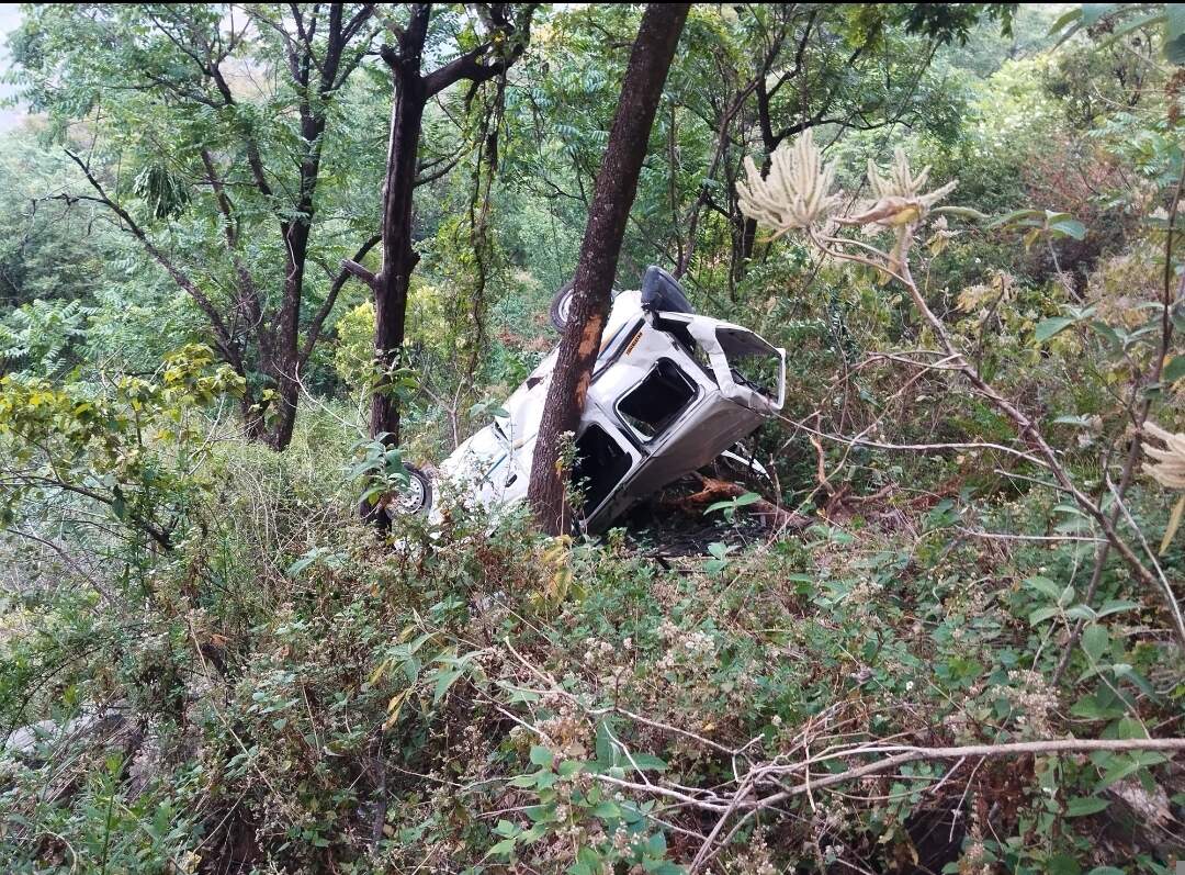 भीरी-ककोला मोटर मार्ग पर कार खाई में गिरी, तीन की मौत