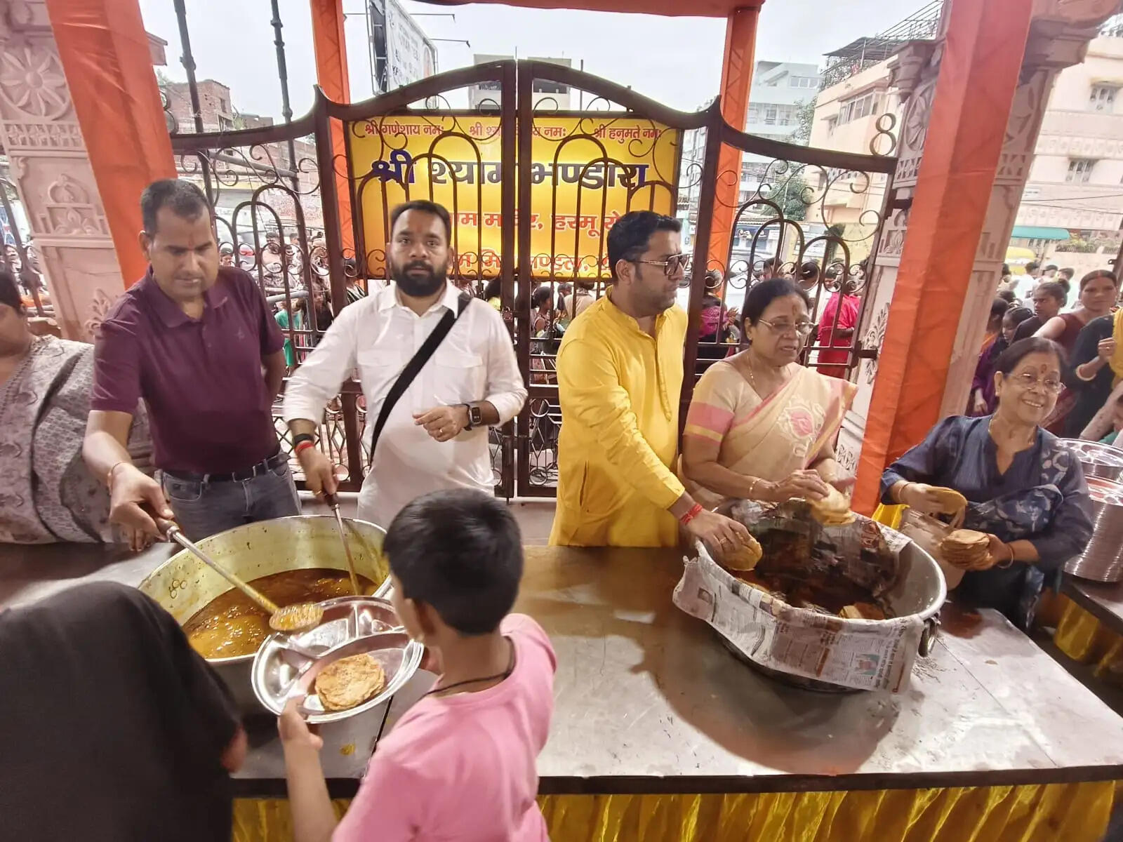 श्री श्याम मंदिर के भंडारे में श्रद्धालुओं ने ग्रहण किया महाप्रसाद