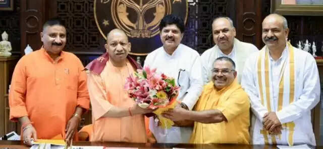 मुख्यमंत्री योगी आदित्यनाथ से गौ-सेवा आयोग के पदाधिकारियों ने की भेंट